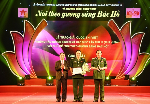 Đồng chí Võ Trọng Việt và Thượng tướng Trần Quang Phương trao giải Nhất tặng tác giả Nguyễn Hồng Hải. Ảnh: TRỊNH PHÚ SƠN.